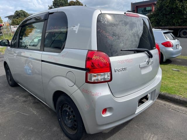 Toyota Porte/Spade (2015)