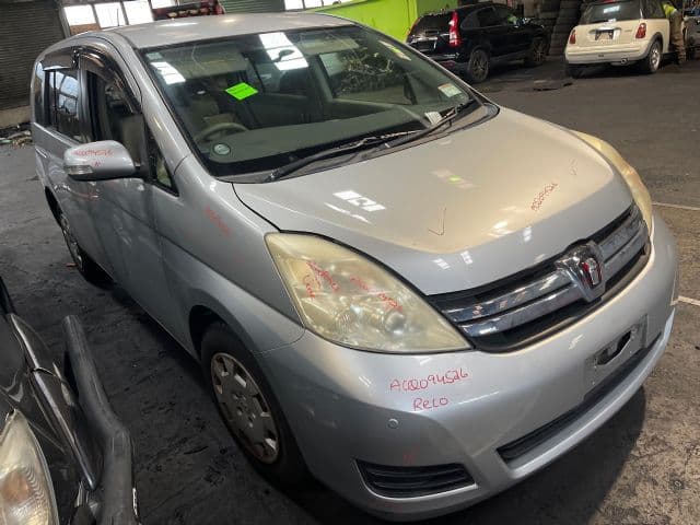Toyota Isis, ANM10 2004-2017