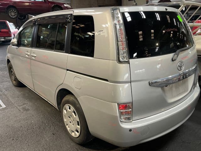 Toyota Isis, ANM10 2004-2017