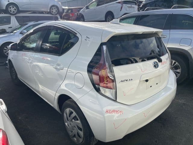 Toyota Aqua, NHP10 2011-2015