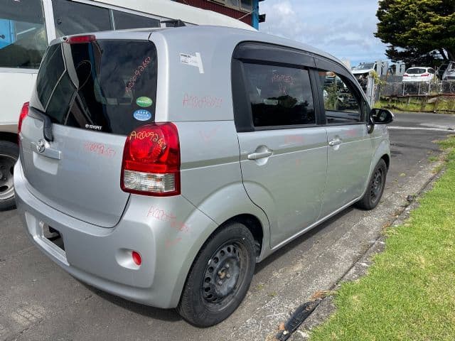 Toyota Porte/Spade (2015)